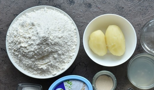 1. Этап. Картофельные булочки с сыром: Готовлю продукты для приготовления картофельных булочек с творожным сливочным сыром Hochland. Муку дважды просеиваю через мелкое сито. Картофель очищаю от кожуры, заливаю кипятком и отвариваю до готовности.
