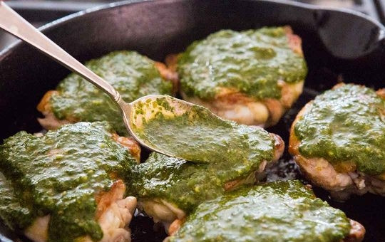 1. Этап. Куриные бедра по-мароккански: Покройте обжаренную курицу с обеих сторон соусом 