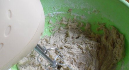 1. Этап. Итальянский клубничный тарт: Просейте в полученную массу корицу, соль, муку и разрыхлитель. Замешайте тесто.