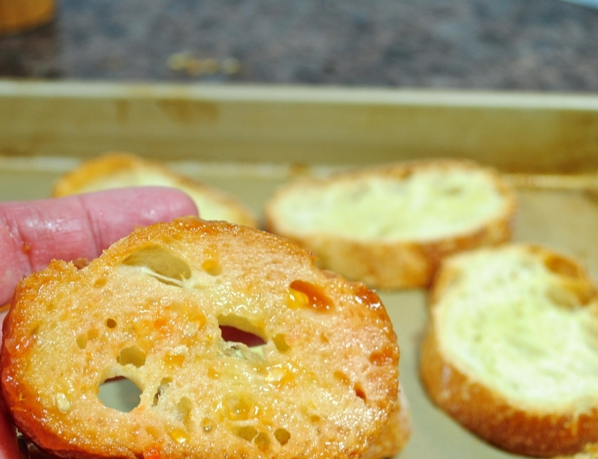 1. Этап. Тосты с помидорами: Натрите готовые горячие хлебцы чесноком. И сначала немного смажьте весь ломтик кашицей из помидор.