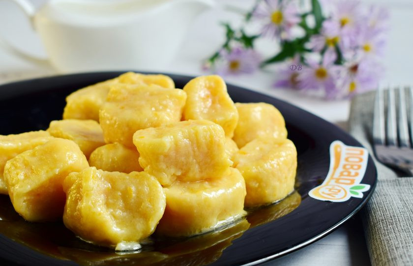 1. Этап. Тыквенные ленивые вареники: В кипяток добавьте соль и сахар по вкусу, сделайте в воде водоворот. Отправьте в кастрюлю ленивые вареники, перемешайте. Когда вареники всплывут, варите вареники еще минут 5. Слейте воду, добавьте сливочное масло. Приятного аппетита!