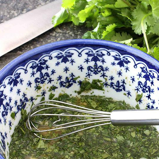 1. Этап. Салат из лебеды: Взбейте сок лайма, соль, чеснок, кинзу и тмин.