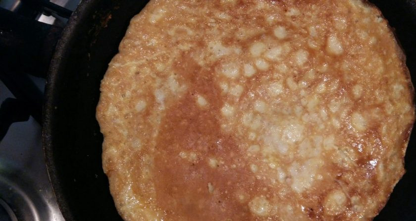 1. Этап. Омлет с овсяной кашей: Поджарьте омлет с одной стороны, затем переверните и обжаривайте, чтобы появилась румяная корочка с обеих сторон.