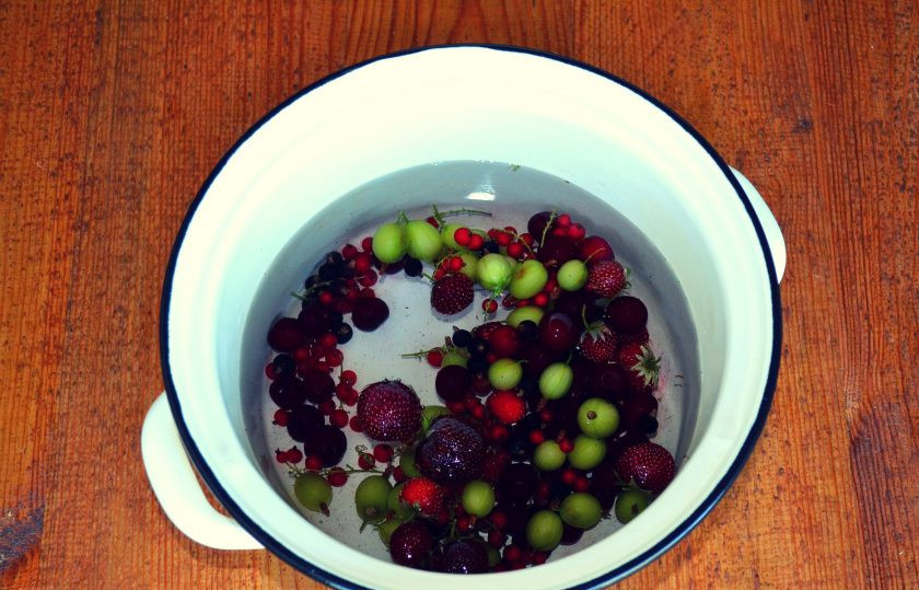 1. Этап. Компот из замороженных ягод: Влейте воду и поставьте на огонь. После закипания варите около 15 минут.