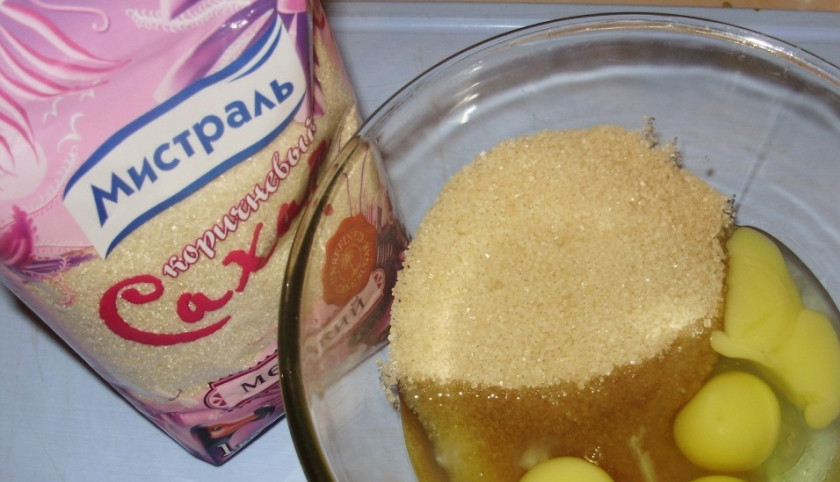 1. Этап. Торт Золотая осень: 1. Яйца взбиваем с сахаром.