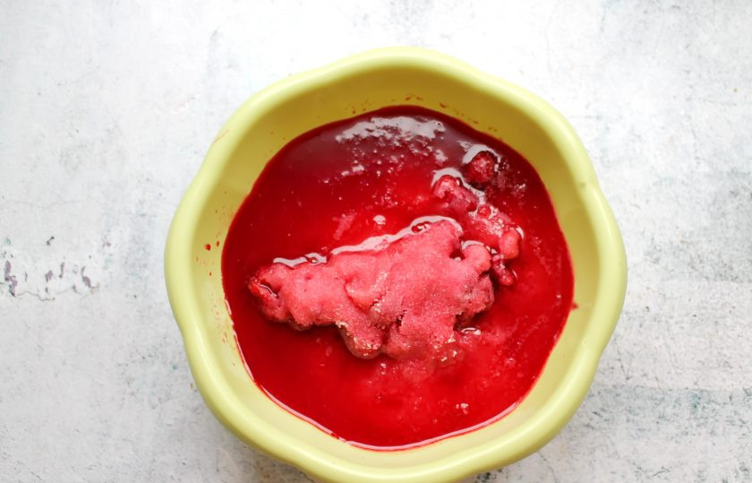 1. Этап. Варенье из малины с бананом: Ягоды переберите, выложите в миску и засыпьте сахаром. Оставьте на 6 часов, чтобы ягоды пустили сок.