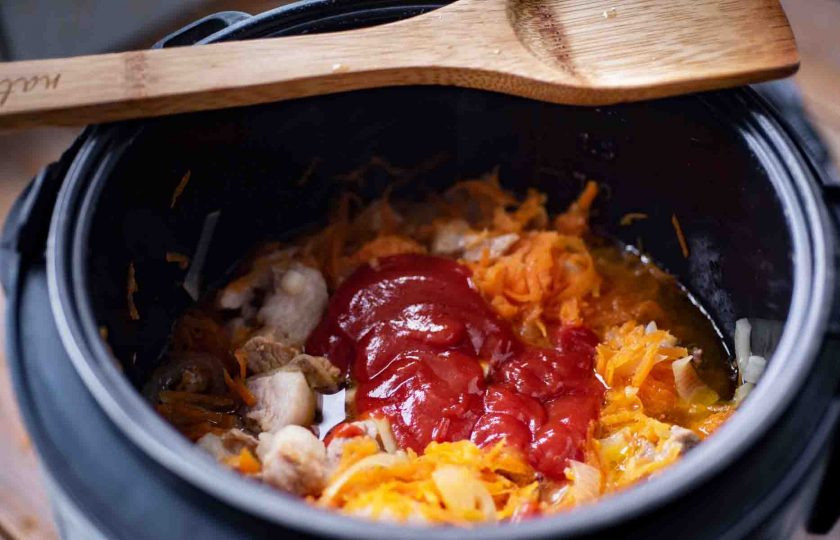 1. Этап. Бигус с черносливом в мультиварке: Затем залейте воду, добавьте томатный соус, соль, перец, перемешайте и запустите режим 