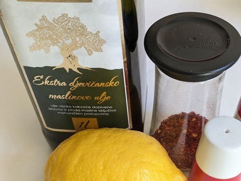 1. Этап. Салат с моцареллой, манго и руколой: Приготовить ингредиенты для соуса. Выдавить сок из лимона, кедровые орехи пожарить.