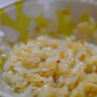 1. Этап. Лобиани: Мелко нарезанный лук обжариваем до золотистости в растительном масле.