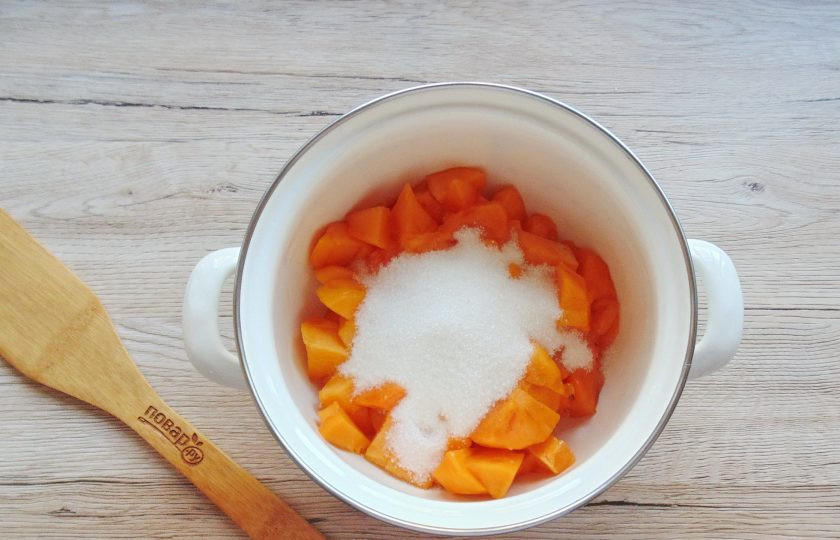 1. Этап. Варенье из хурмы с орехами: Переложите хурму в кастрюлю. Добавьте сахар. Дайте постоять 1-1,5 часа, чтобы хурма пустила сок.