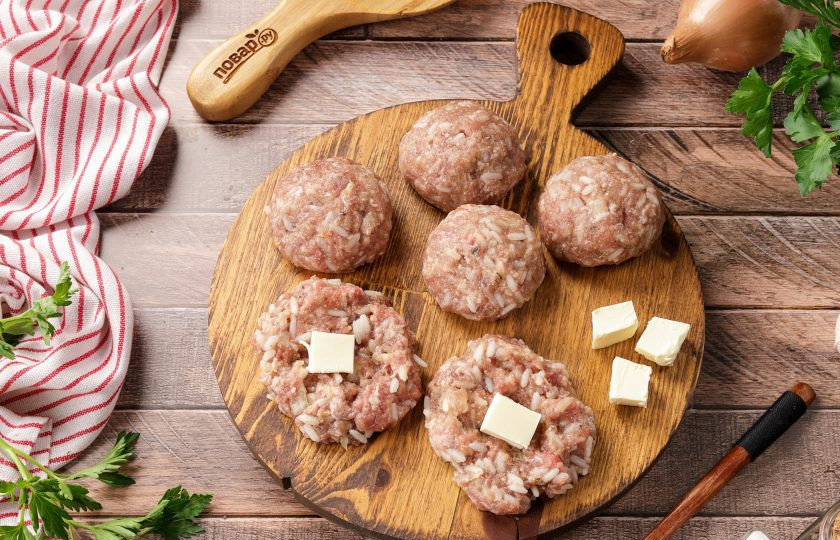 1. Этап. Кололик: Сформируйте из фарша крупные фрикадельки, начиняя каждую кусочком сливочного масла.