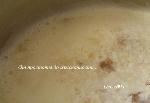 1. Этап. Полента Таранья: Воду смешайте с молоком и доведите до кипения, немного присолите, добавьте измельченный хлеб, перемешайте.