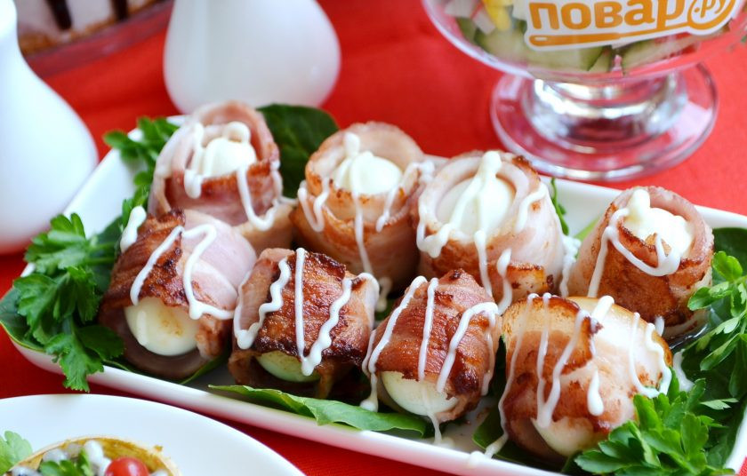 1. Этап. Закуска из яиц в беконе: 6. Перед подачей на стол полейте любимым соусом. Один из самых простых вариантов: майонез, кетчуп, горчица.