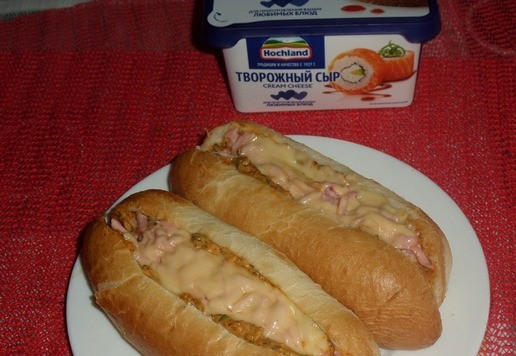 1. Этап. Хот-дог с колбасой и сыром: Вынимаем хот-доги из микроволновой печи. Готово!)