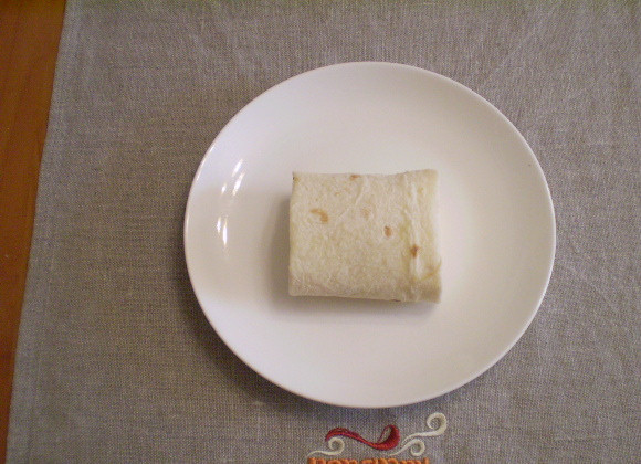 1. Этап. Лаваш с пюре: Сворачиваем конвертиком.