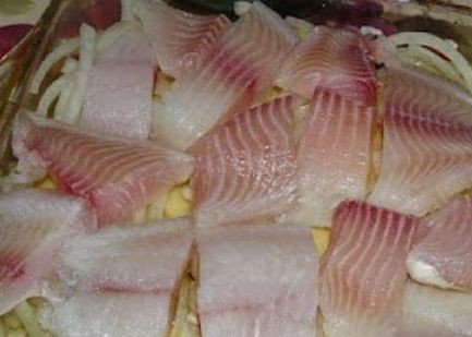 1. Этап. Обалденная картофельная запеканка с рыбкой: Картофель очистите и порежьте кружками, лук нарежьте кольцами и выложите их в смазанную маслом форму для запекания слоями: сначала картофель, затем лук. На лук положите кусочки рыбного филе. Посолите, поперчите по вкусу, добавьте зелень и полейте сливками. Сливки лучше взять пожирнее.