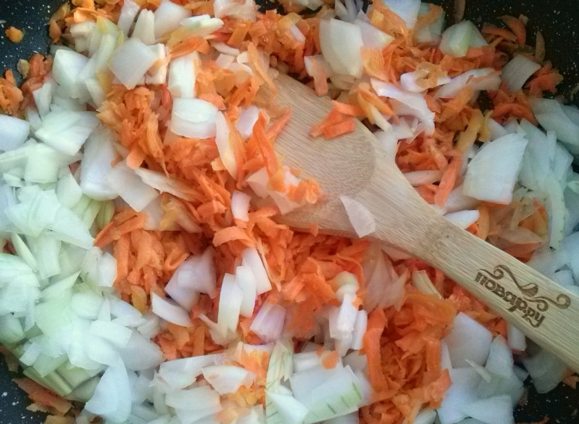 1. Этап. Ленивые голубцы с рисом и фаршем: Измельчите лук и морковь. Обжарьте их на разогретом растительном масле до золотистого оттенка.