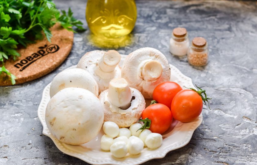 1. Этап. Шампиньоны с моцареллой в духовке: Подготовьте ингредиенты.