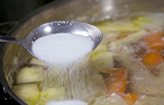 1. Этап. Суп-пюре с курицей: 4. Добавьте по вкусу соль, варите около часа.