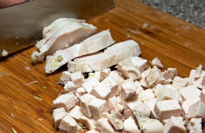 1. Этап. Салат с блинами и кукурузой: Куриную грудку отварить или запечь до готовности. Нарезать небольшими кусочками.