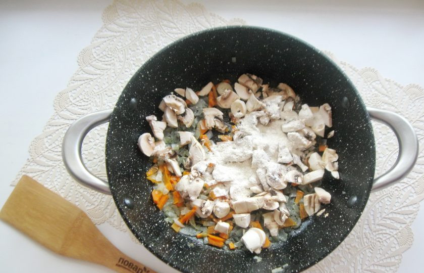 1. Этап. Гречаники с грибным соусом: Продолжайте тушить лук с морковью и грибами еще 5-7 минут. Затем добавьте муку и перемешайте с овощами.