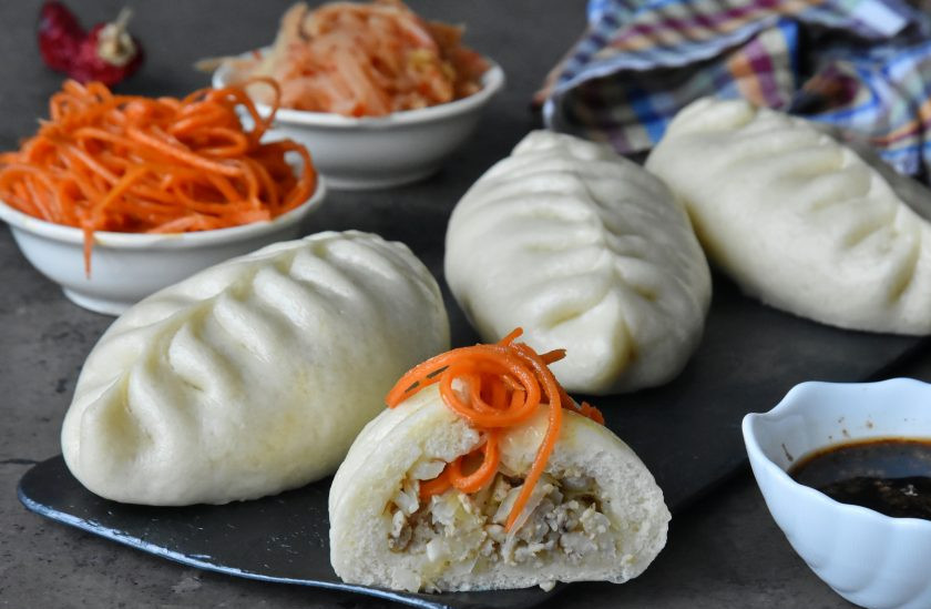 1. Этап. Пигоди по-корейски: Готовые пигоди можно подать с морковью по-корейски и соевым соусом.