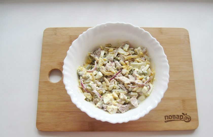 1. Этап. Салат Купеческий на Новый год: Перемешайте все ингредиенты салата.