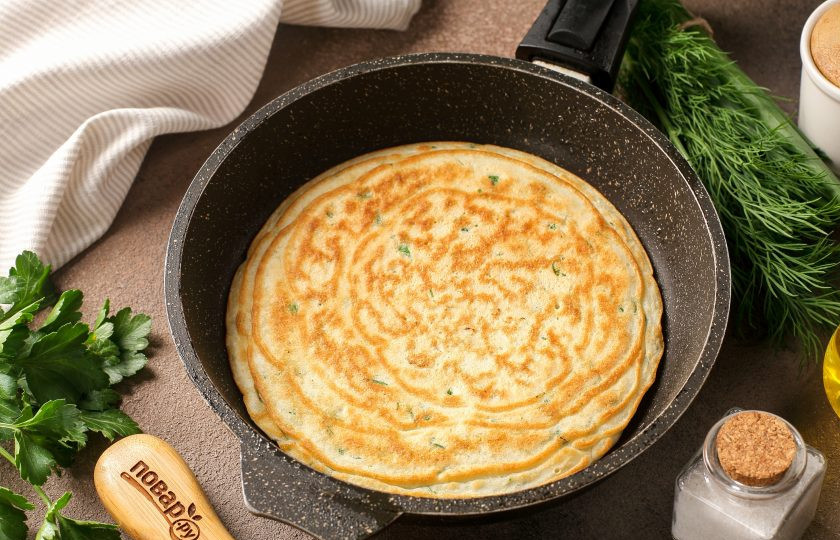 1. Этап. Лепёшки с зеленью на кефире на сковороде: Лепёшку переверните и готовьте под крышкой до подрумянивания.