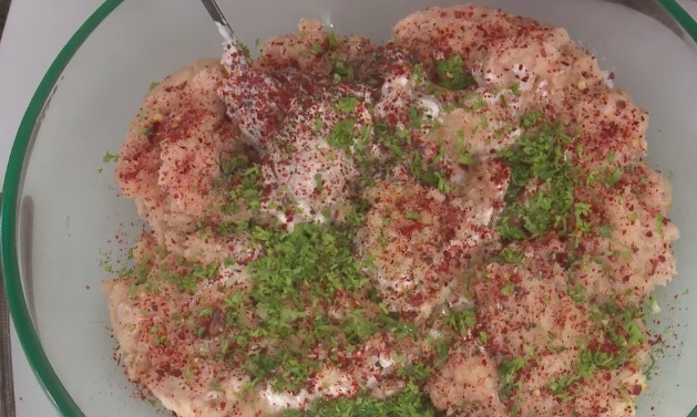 1. Этап. Котлеты из Макдональдса: Добавьте к фаршу сметану, соль, перец, а также измельченный чеснок и зелень.