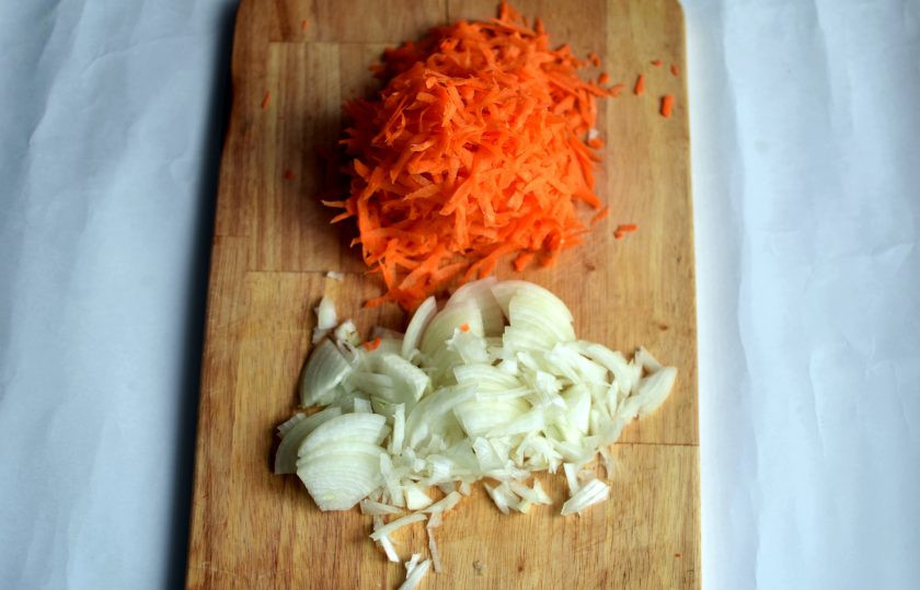 1. Этап. Штрули: Вторую луковицу тонко нашинкуйте, морковь натрите на крупной терке. Разогрейте масло в чаше мультиварки и слегка обжарьте овощи в режиме 