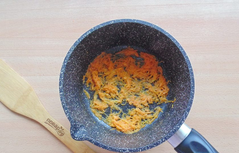 1. Этап. Манная каша с морковью: Пассеруйте морковь с маслом 5-6 минут.