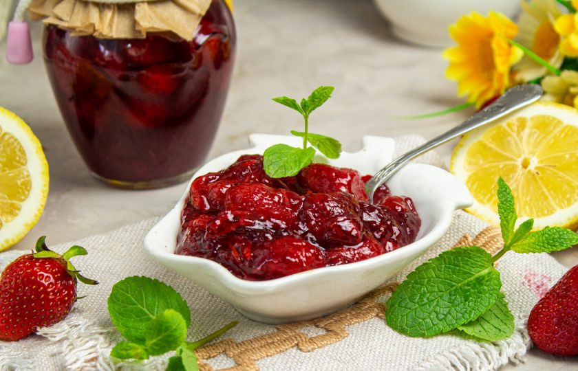 1. Этап. Варенье из клубники с лимоном и мятой: Варенье приготовленное таким способом получается в меру густое, с целыми ягодками. Приятного аппетита!