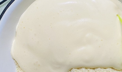 1. Этап. Миндальное печенье: Добавить к сухим ингредиентам, перемешать лопаткой или ложкой