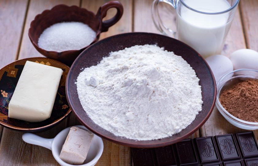 1. Этап. Шоколадные булочки: Удобно все ингредиенты выложить на стол перед началом приготовления. Молоко должно быть теплым (35-37 градусов).