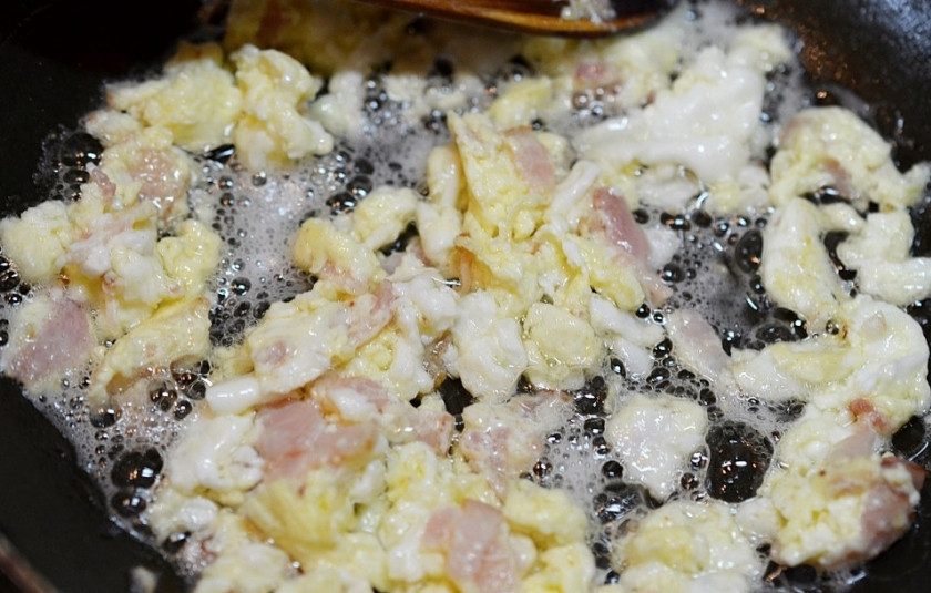 1. Этап. Кхау Пхат Кай: Бекон нарежьте, обжарьте с добавлением масла, вбейте яйца, размешайте лопаткой и обжарьте полученную массу. Выложите на тарелку.