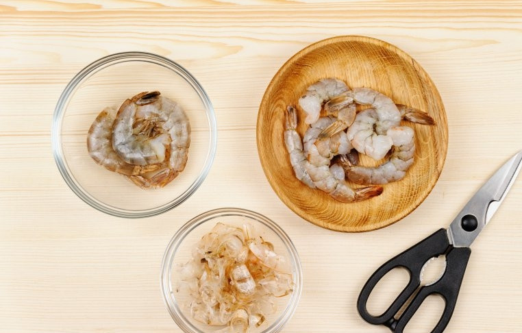 1. Этап. Салат Руккола с креветками: Креветки нужно почистить, удобнее всего это делать ножницами, удалите панцирь, пищевод и хвост. Остаться должна только мякоть.