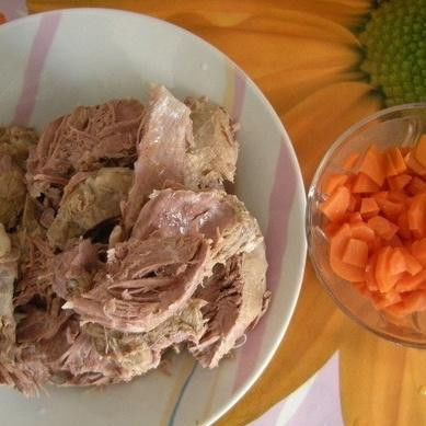 1. Этап. Борщ из свинины: 5. Сваренное мясо вынуть из бульона и нарезать на кусочки. Луковицу выбросить. Морковь нарезать ломтиками.