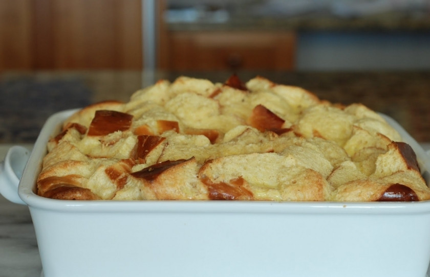 1. Этап. Французский хлебный пудинг с ягодами: На следующее утро, не снимая фольги, ставим форму в холодную духовку. Включаем температуру 170 градусов и запекаем 30 минут, после чего фольгу снимаем, а пудинг запекаем еще 30 минут при той же температуре.