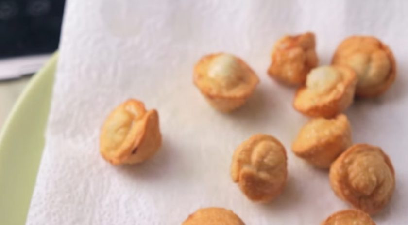 1. Этап. Пельмешки фри: 4. Фритюр разогрейте на среднем огне и небольшими порциями обжарьте пельмени. Следите за тем, чтобы они хорошо прожаривались внутри.