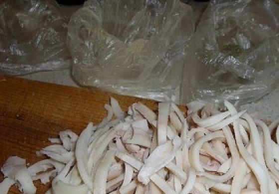 1. Этап. Кальмары с картофелем: Кальмары нарезать полосками.