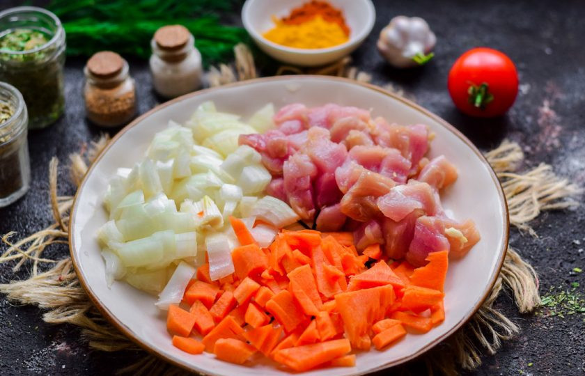 1. Этап. Макароны по-татарски: Мясо нарежьте небольшими кубиками.