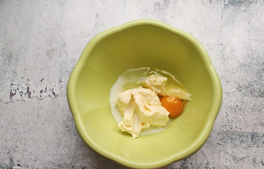 1. Этап. Песочно-слоеное тесто: Разбейте в миску яйцо, все хорошо перемешайте венчиком.