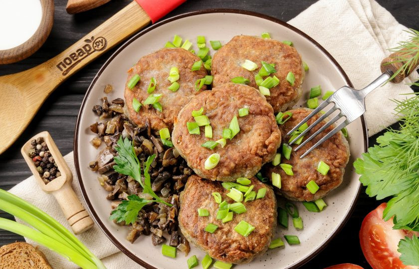 1. Этап. Колдуны с грибами: Колдуны с грибами готовы. Подавать их можно сразу же. Очень вкусно со сметаной и свежей зеленью. Приятного аппетита!