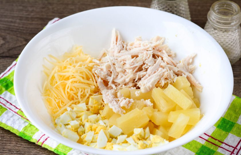 1. Этап. Салат Гавайский с курицей: Выложите все ингредиенты в миску.