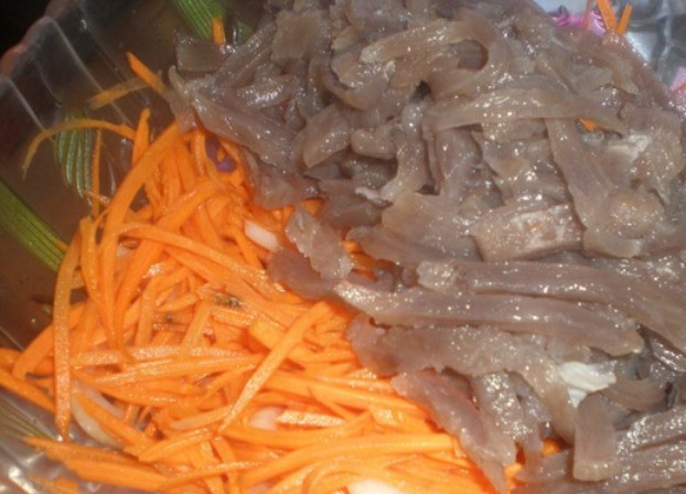 1. Этап. Хе из говядины: Говядину промойте и смешайте с луком и морковью.