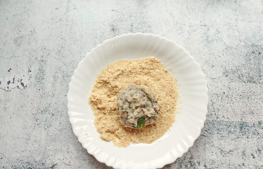 1. Этап. Котлеты из ротана: Разделите фарш на равные части, выложите в панировочные сухари и сформируйте котлеты.