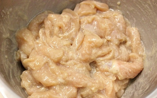 1. Этап. Куриное филе с овощами: 6. Слейте соус с курицы. Добавьте кукурузный крахмал и перемешайте.