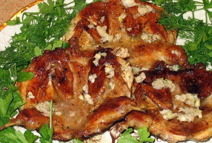 1. Этап. Жареная куропатка: Готовое блюдо подается к столу с зеленью и измельченным чесноком. Приятного аппетита!