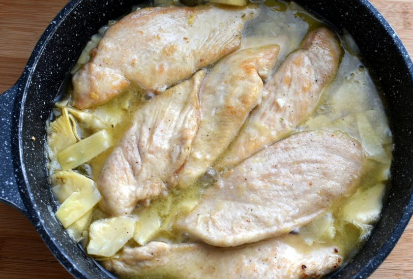 1. Этап. Куриная пикката с артишоком: Выложите в соус куриное филе и прогрейте все вместе пару минут.