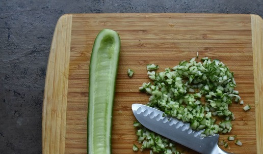 1. Этап. Ленивые роллы: Огурец разрезаю вдоль и удаляю чайной ложкой жидкую середину с семенами. Нарезаю огурец мелким кубиком, чем меньше тем лучше.